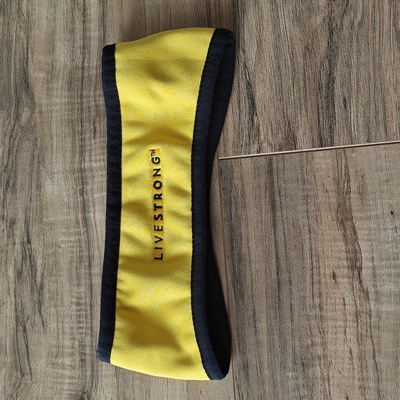 EUC Reversible Livestrong Ear Warmer - Picture 3 of 4